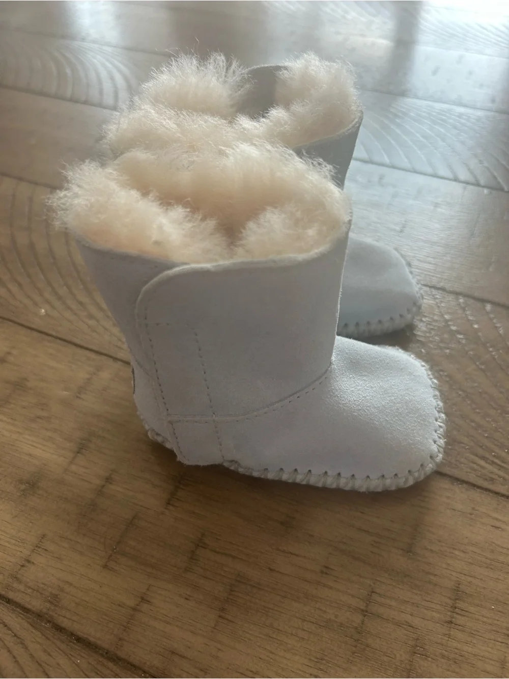 Size 0/1 UGG Baby Girl Soft Booties in Light blue